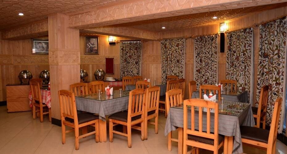 Best Hotels in Srinagar (Dal Lake, Mughal Gardens) Hotel Centre Point Srinagar
