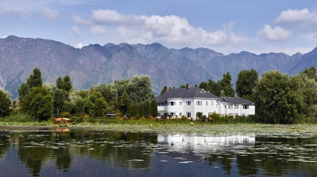 Best Hotels in Srinagar (Dal Lake, Mughal Gardens) Hotel Dar-Es-Salam