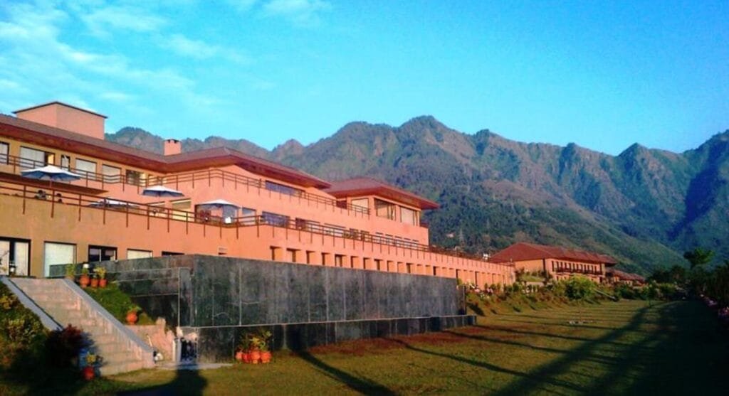 Best Hotels in Srinagar (Dal Lake, Mughal Gardens) Vivanta Dal View Srinagar by Taj